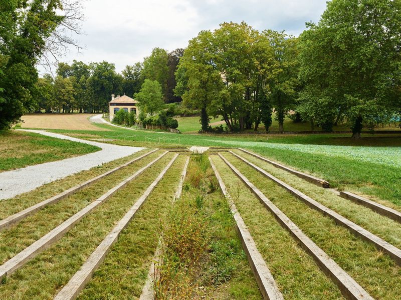 Hauteville, du château au campus, histoire d'une reconversion – Bassin de rétention-infitration paysagé et lieu de biodiversité – Luca Delachaux, atelier delachaux photographie / Pepperdine University